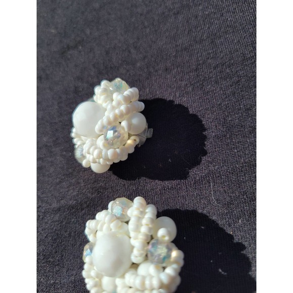 Vintage White‎ Iridescent Twisted Cluster Seed Bead Round Fob Clip On Earrings - Picture 6 of 9
